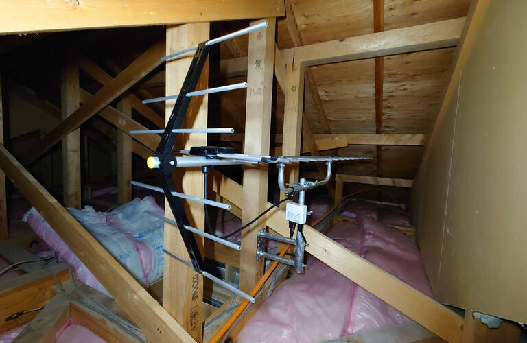 尼崎市でアンテナを屋根裏に設置｜地域密着の電気工事は株式会社山下商事