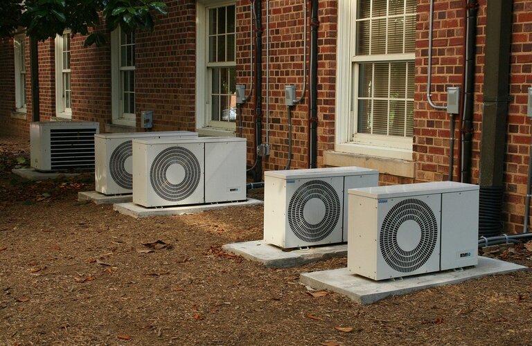 宝塚市でエアコン処分は撤去を含めてすべてお任せください｜地域密着の電気工事は株式会社山下商事