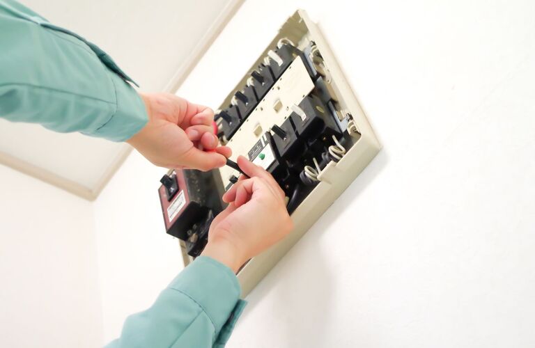 大阪市のエアコン工事で電圧切り替え | 地域密着の電気工事は山下商事