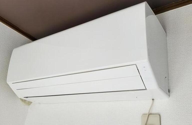 芦屋市で綺麗な仕上がりのエアコン設置｜地域密着の電気工事は株式会社山下商事