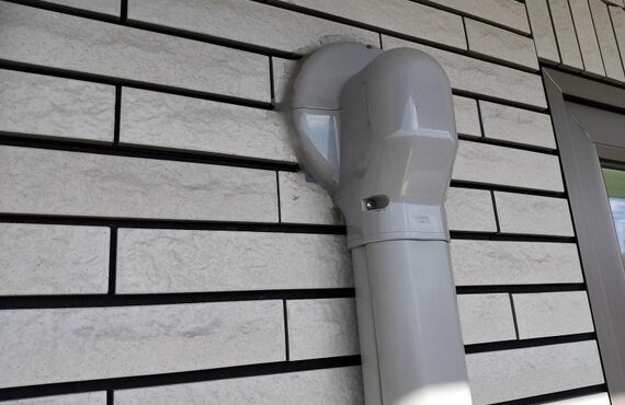 芦屋市でエアコンの化粧カバー設置工事｜地域密着の電気工事は株式会社山下商事