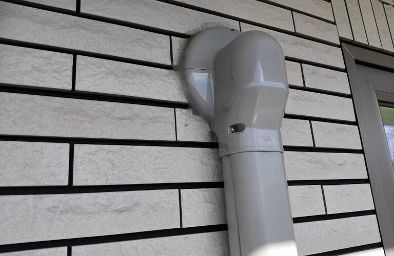 芦屋市でエアコンの化粧カバー設置工事｜地域密着の電気工事は株式会社山下商事